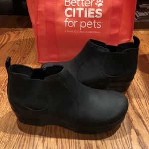 Dansko Womens black ankle boots sz 9